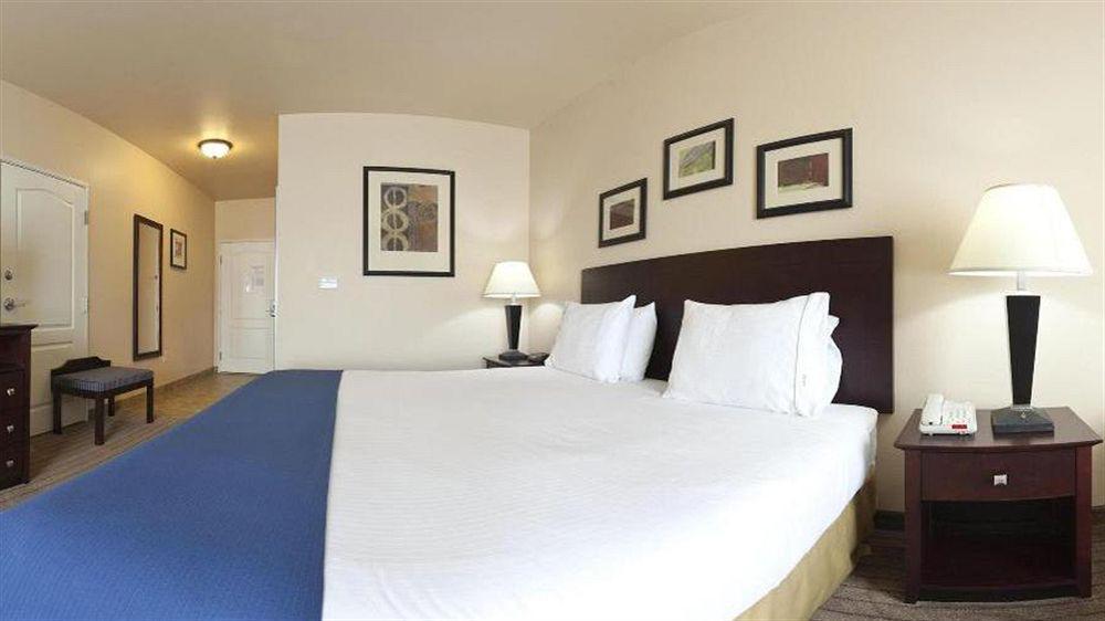 Holiday Inn Express Hotel & Suites Marshall By Ihg Екстер'єр фото